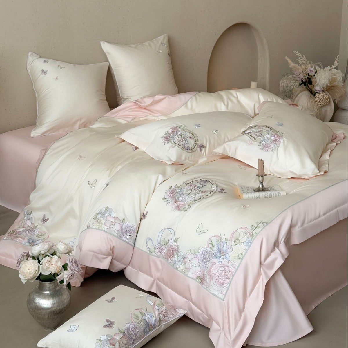 Luxuriöses floral besticktes Baumwollsatin-Bettwäsche-Set mit Volant und Zierkissen Brehn