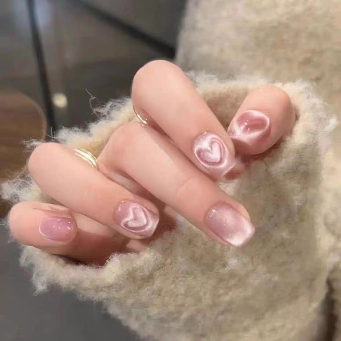 Künstlerisches Press-On-Nagelset mit floralen und glänzenden Akzenten Brehn