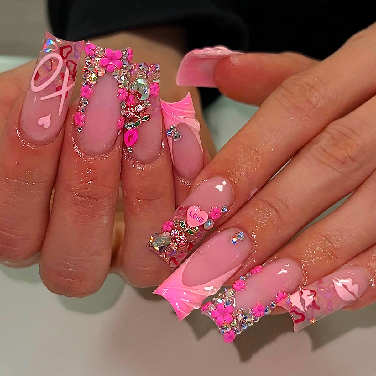Kunstvolle 3D Nagelkunst mit Glitzer-Details Brehn
