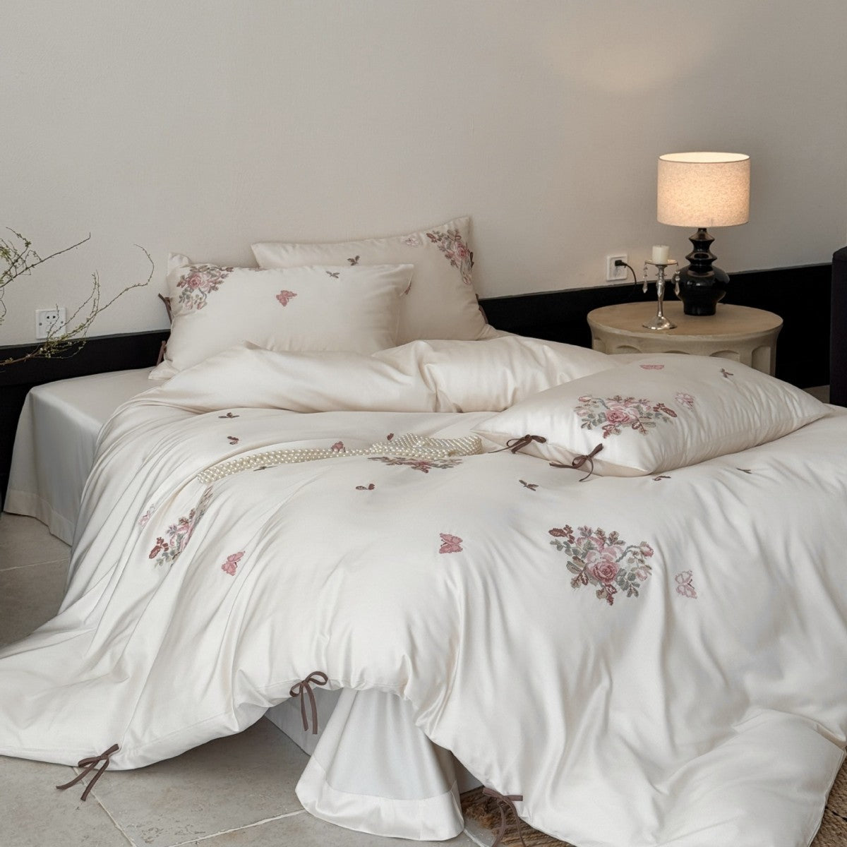 Feinsatin-Bettwäsche-Set mit floraler Stickerei, Bindebändern und feiner Steppstruktur Brehn