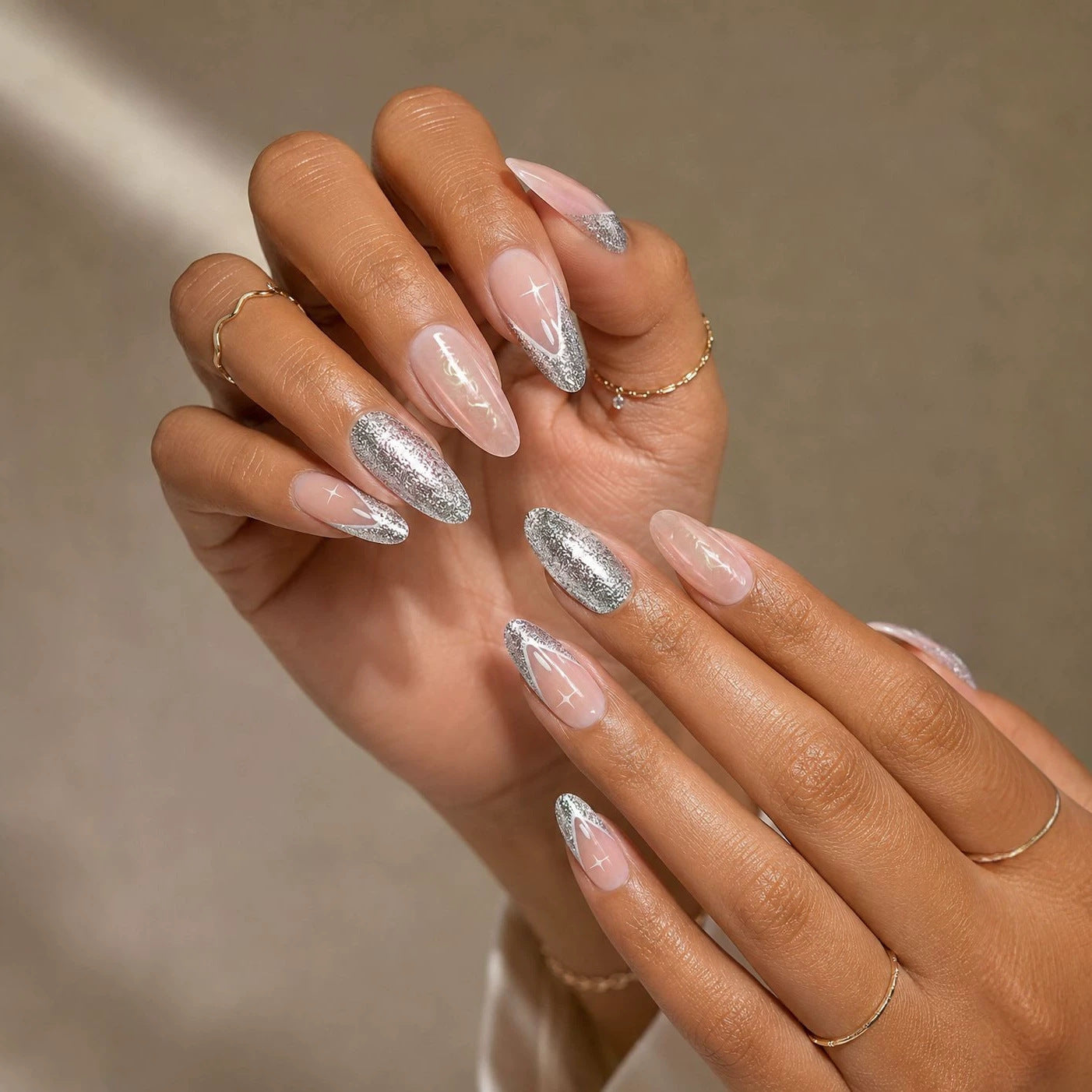 Elegante Stiletto Glitzer Nagelverlängerungen Brehn