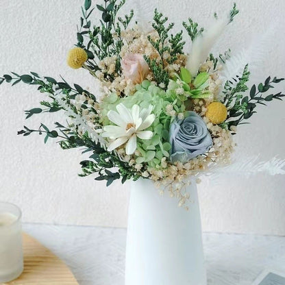 Lebensechte botanische Blumenanordnung