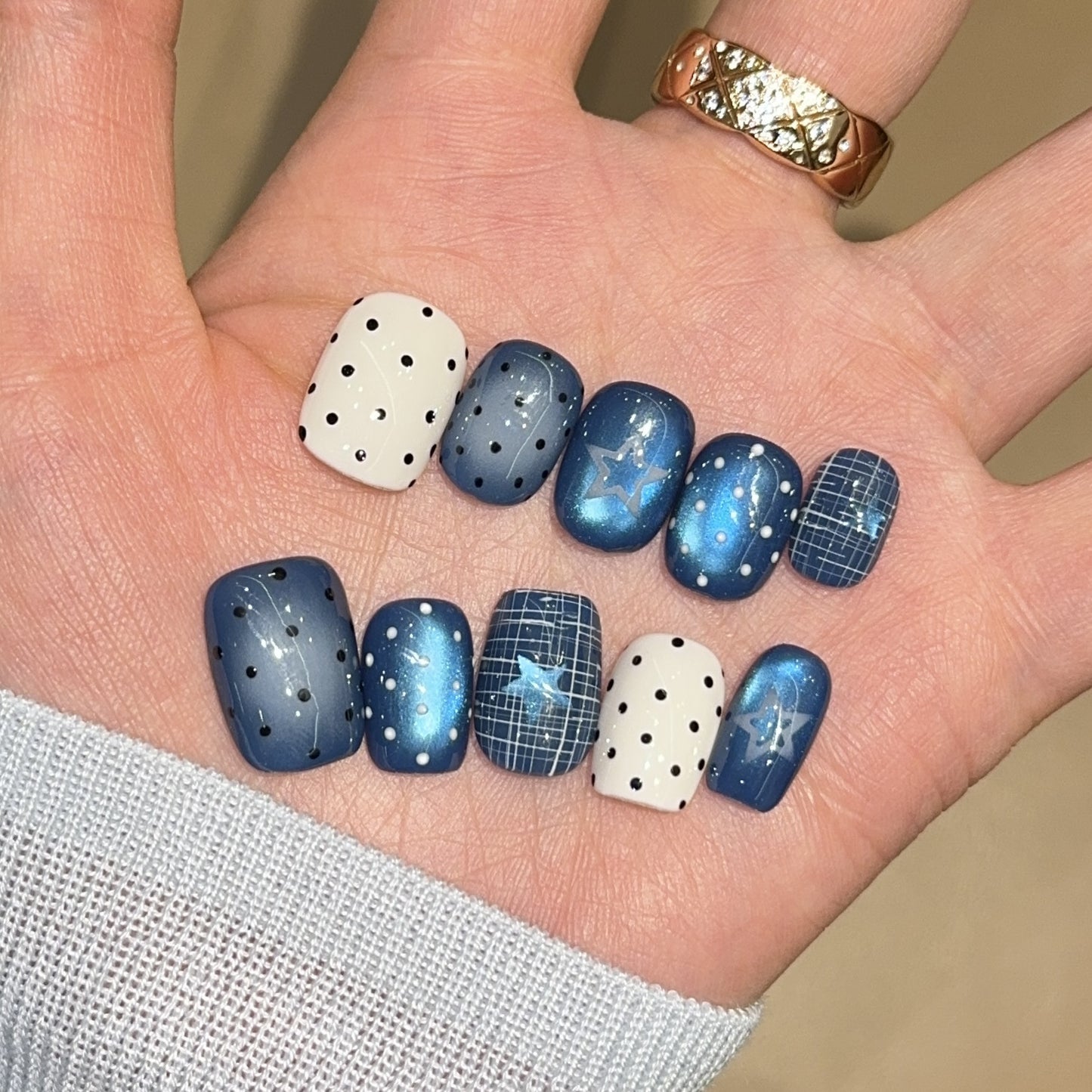 Kunstnägel mit Stilvollem Sternen- und Punktedesign Brehn