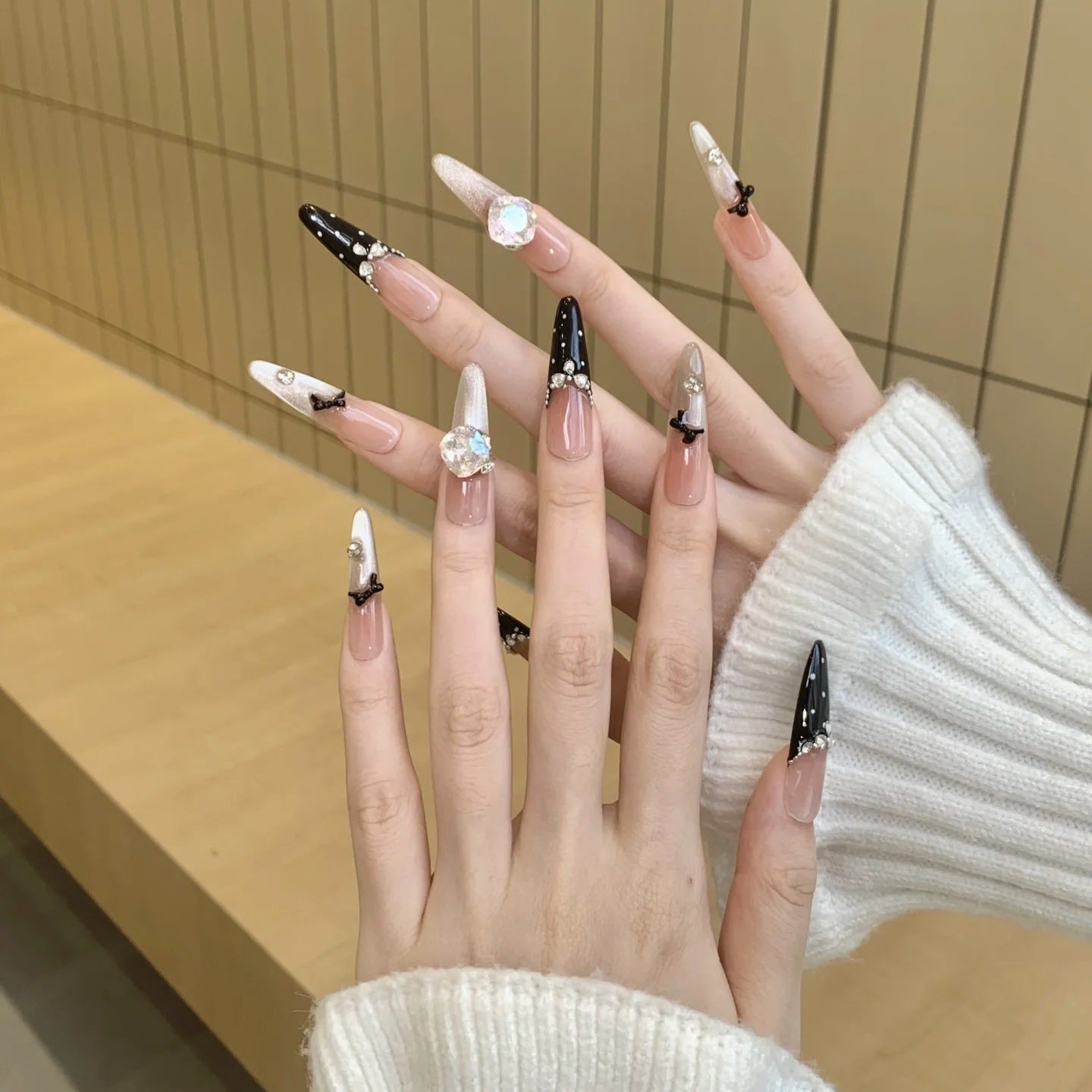 Premium Kristall-dekorierte Stiletto Press-On Nagelverlängerungen Brehn