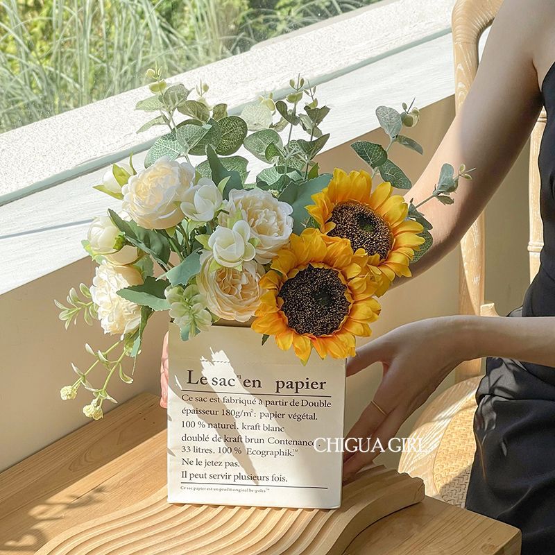 Lebensechte Blumenarrangements