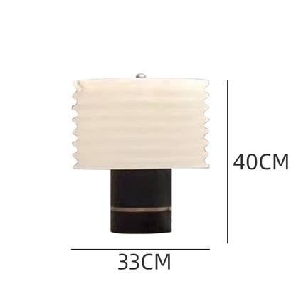 Moderne dekorative Tischlampe mit strukturiertem Schirm