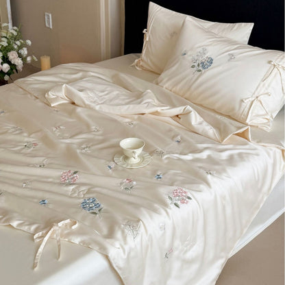 Gestepptes Bettüberwurf-Set mit fein besticktem Blumenrelief und Bandbefestigung Brehn