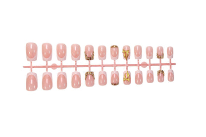 Kunstnagelset mit eleganten Glitzerornamenten und stilvollen French-Tipps Brehn