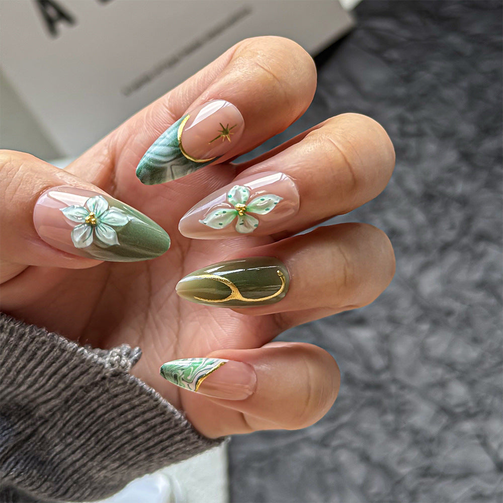 Elegante Press-On Nägel mit Blumenmotiv Brehn