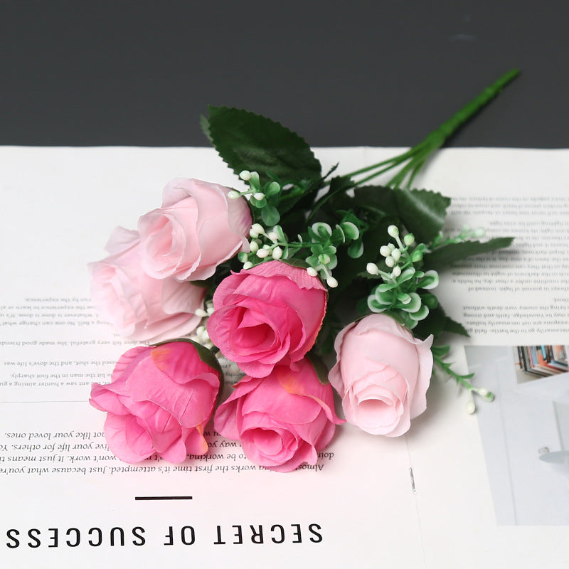Dekoratives Blumenbouquet für die Heimdekoration