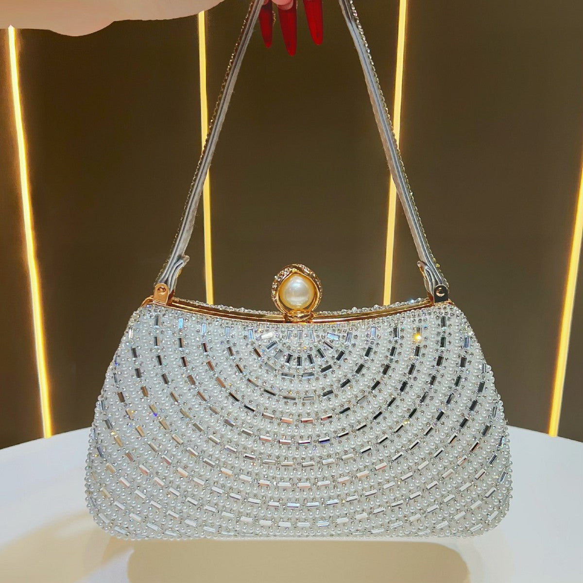 Dekorative mit Kristallen besetzte abendliche Handtasche