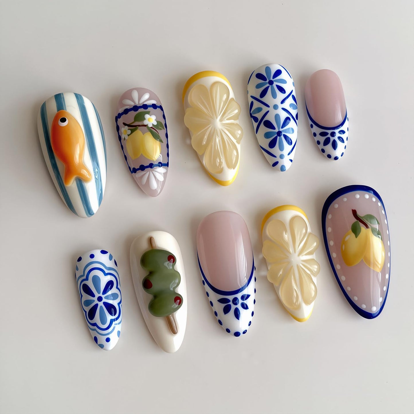 Künstlerisch thematisiertes Press-On Nail Set Brehn