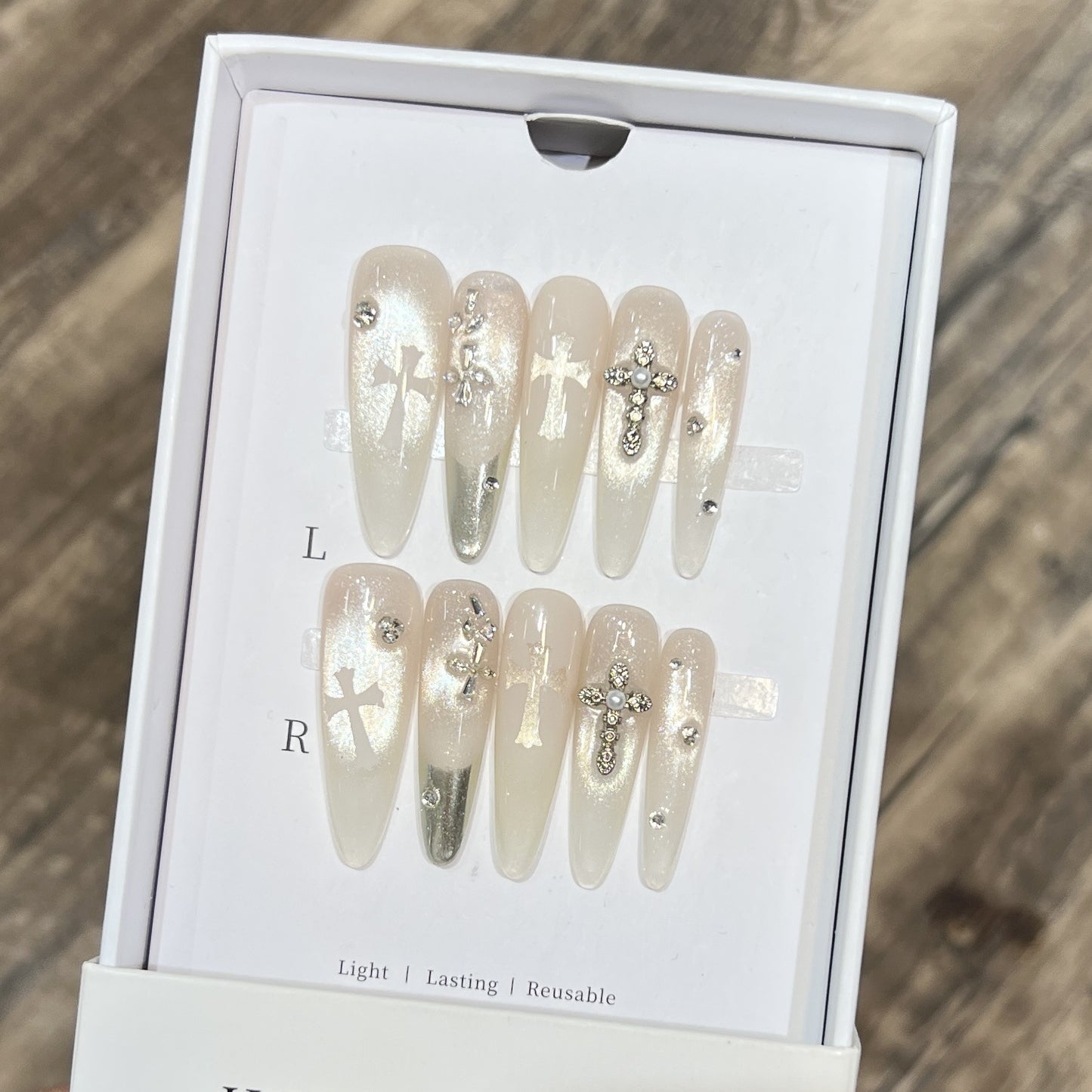 Elegantes Dekoratives Press-On-Nagelset mit Strass-Kreuzakzenten Brehn