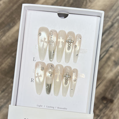 Elegantes Dekoratives Press-On-Nagelset mit Strass-Kreuzakzenten Brehn