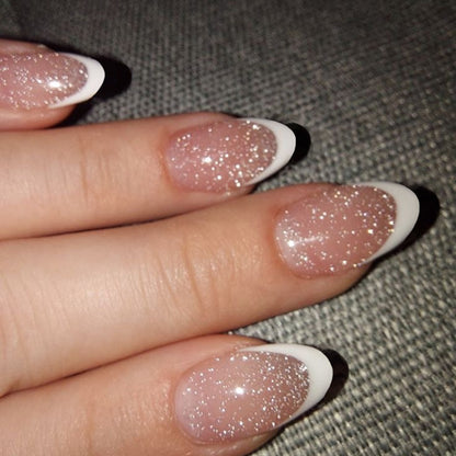 Kunstvolle Nagelkunst mit Glitzer in sanften Tönen und eleganten Spitzen Brehn