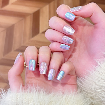 Kunstvolle Nagelspitzen mit floralem Design Brehn