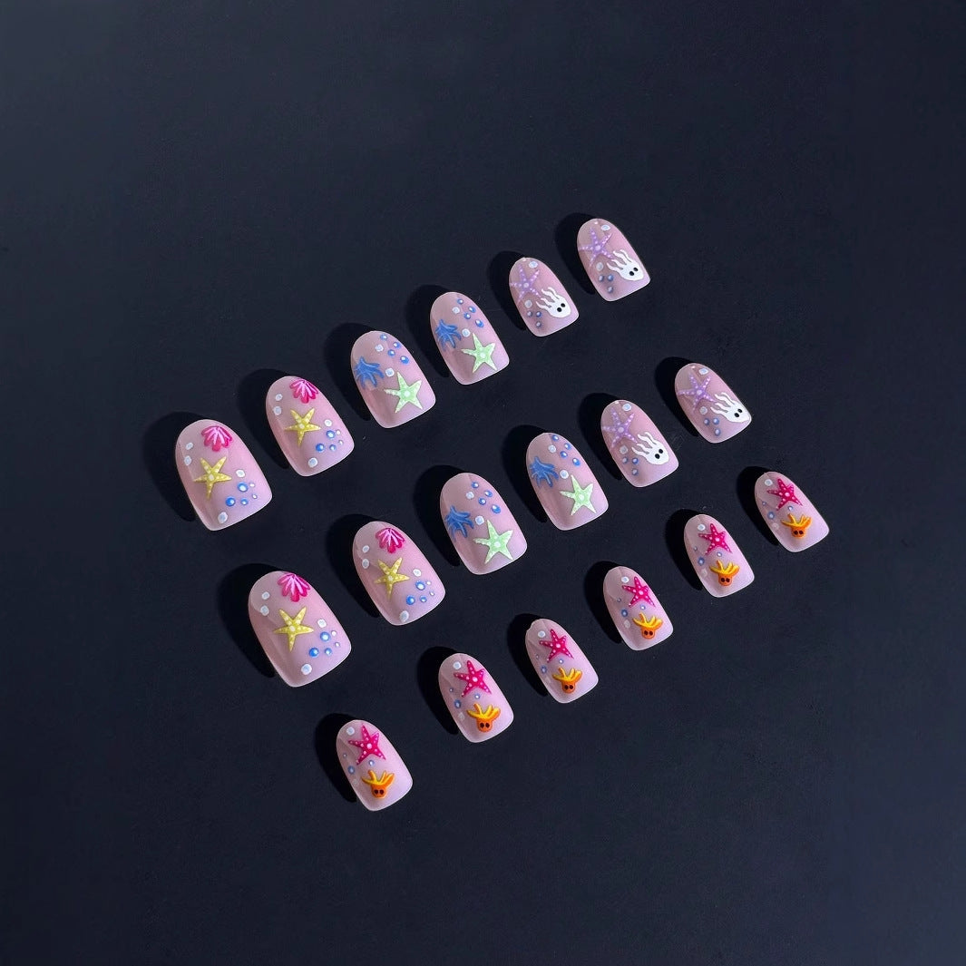 Kunstnagelset mit maritimem Design und bunten 3D-Akzenten Brehn