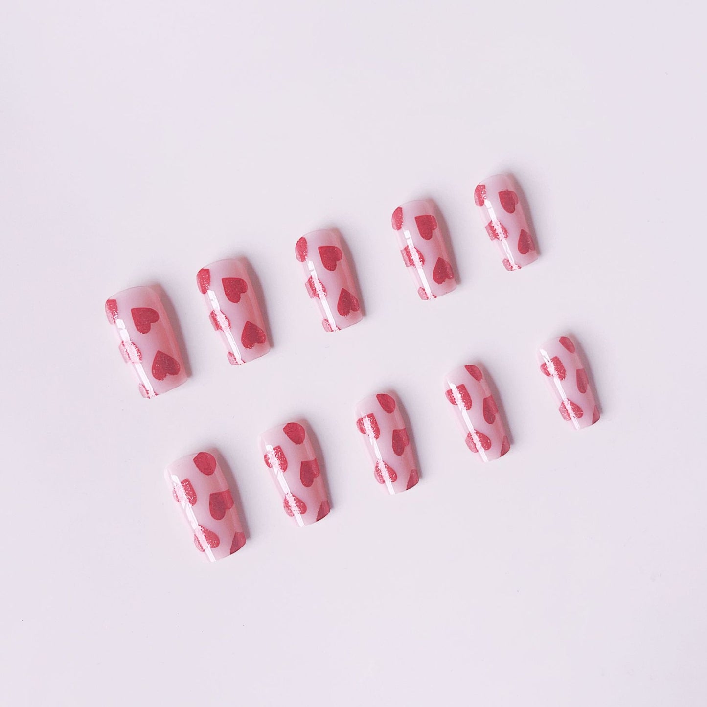 Kunstnagelset mit romantischem Herz-Motiv und Glitzer Brehn