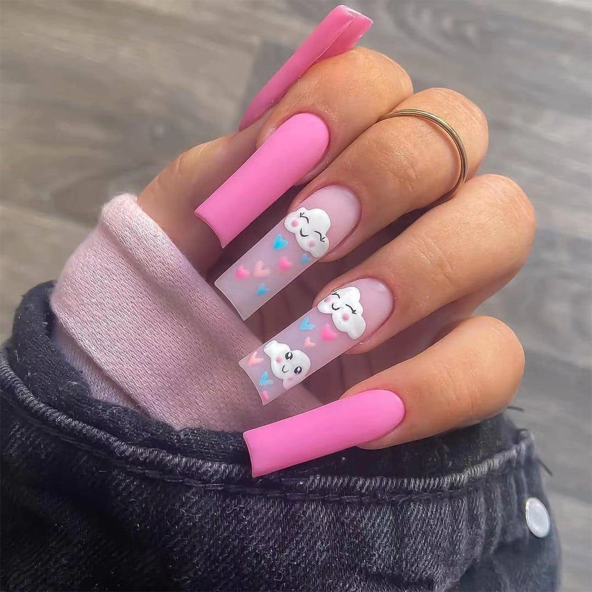 Kunstvolle Nagelkunst mit niedlichen Wolken- und Herzmotiven Brehn