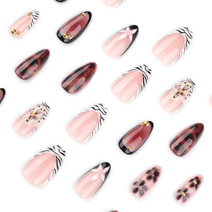 Nail Art mit elegantem Blumendesign und Glitzerakzenten Brehn