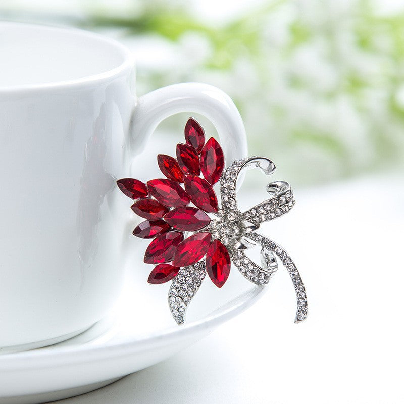 Funkelnde Brosche mit Floralen Design Brehn