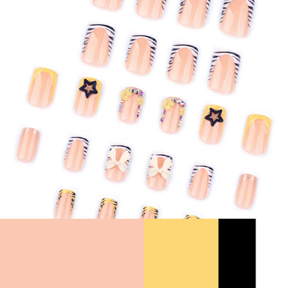 Kunstvolle Nagelkunst mit Glitzer- und Blütenakzenten Brehn