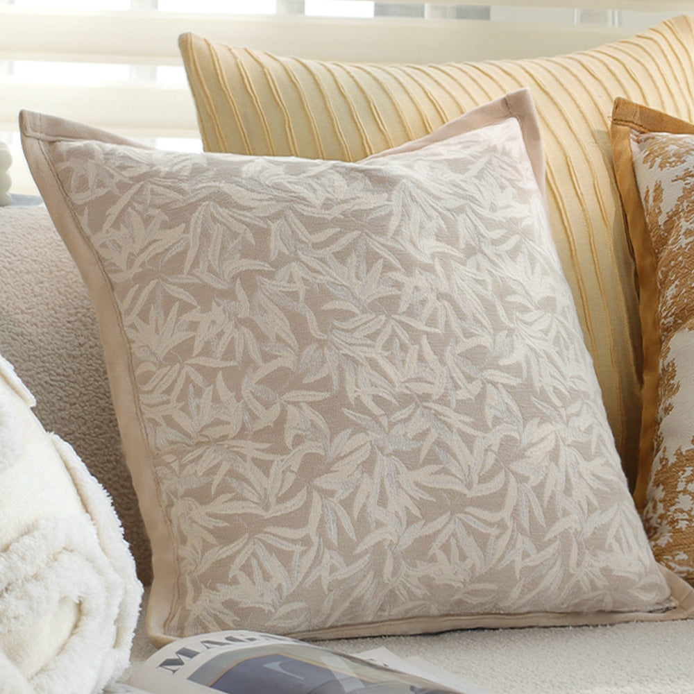 Quadratischer Zierkissenbezug mit feinem Jacquard‑Blattrelief, Paspelrand und pflegeleichtem Baumwoll‑Mix Brehn