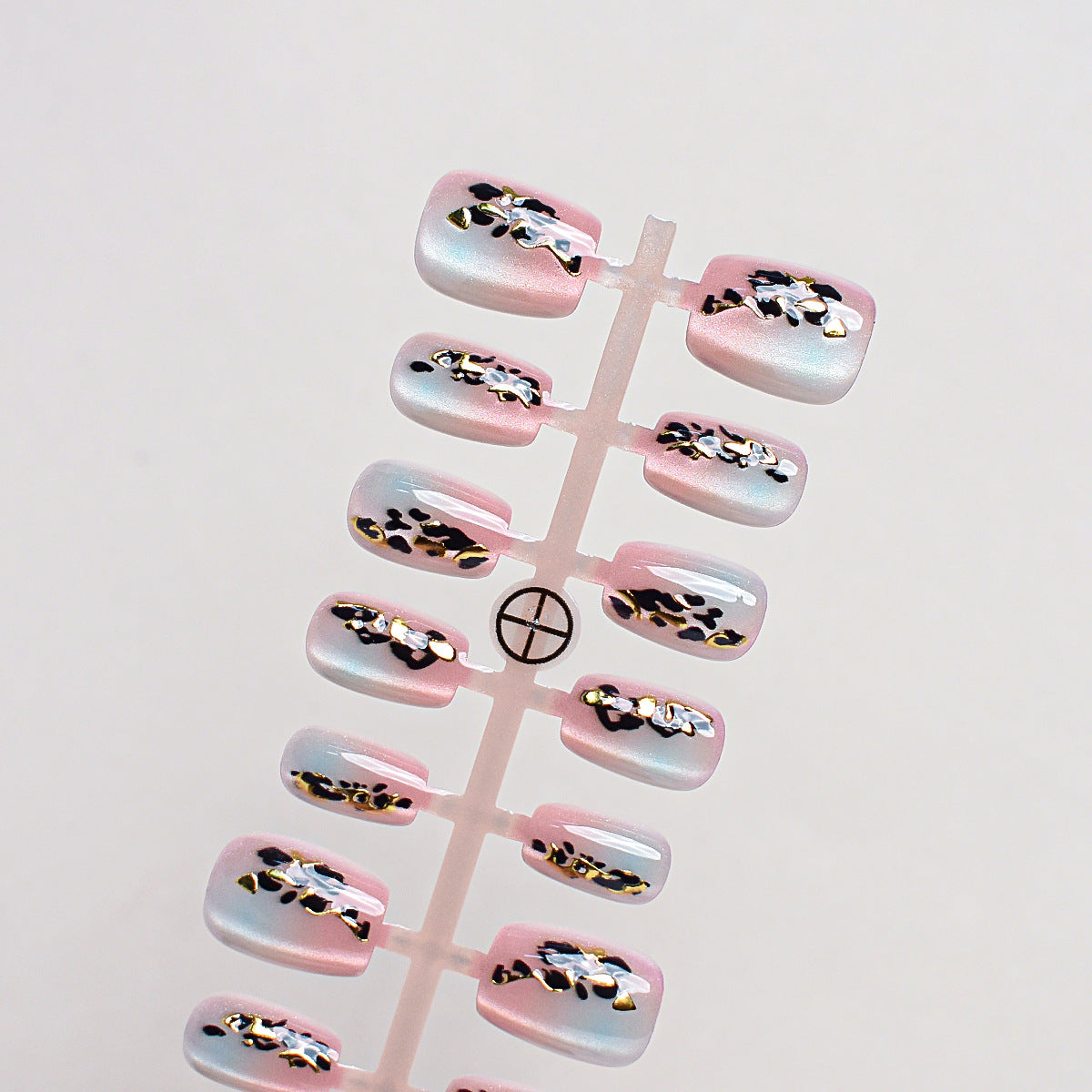 Künstlerisches Press-On Nagelset mit floralen Akzenten Brehn