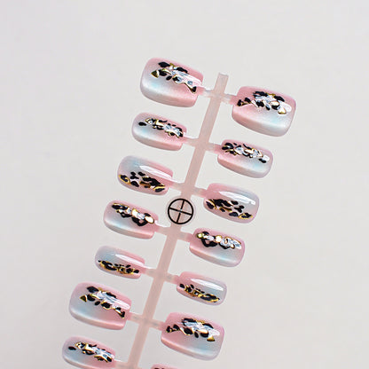 Künstlerisches Press-On Nagelset mit floralen Akzenten Brehn