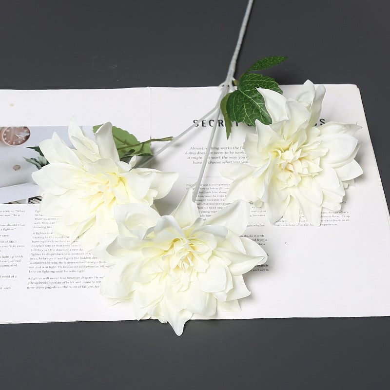 Lebensechte Stoffblumenarrangement