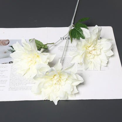 Lebensechte Stoffblumenarrangement