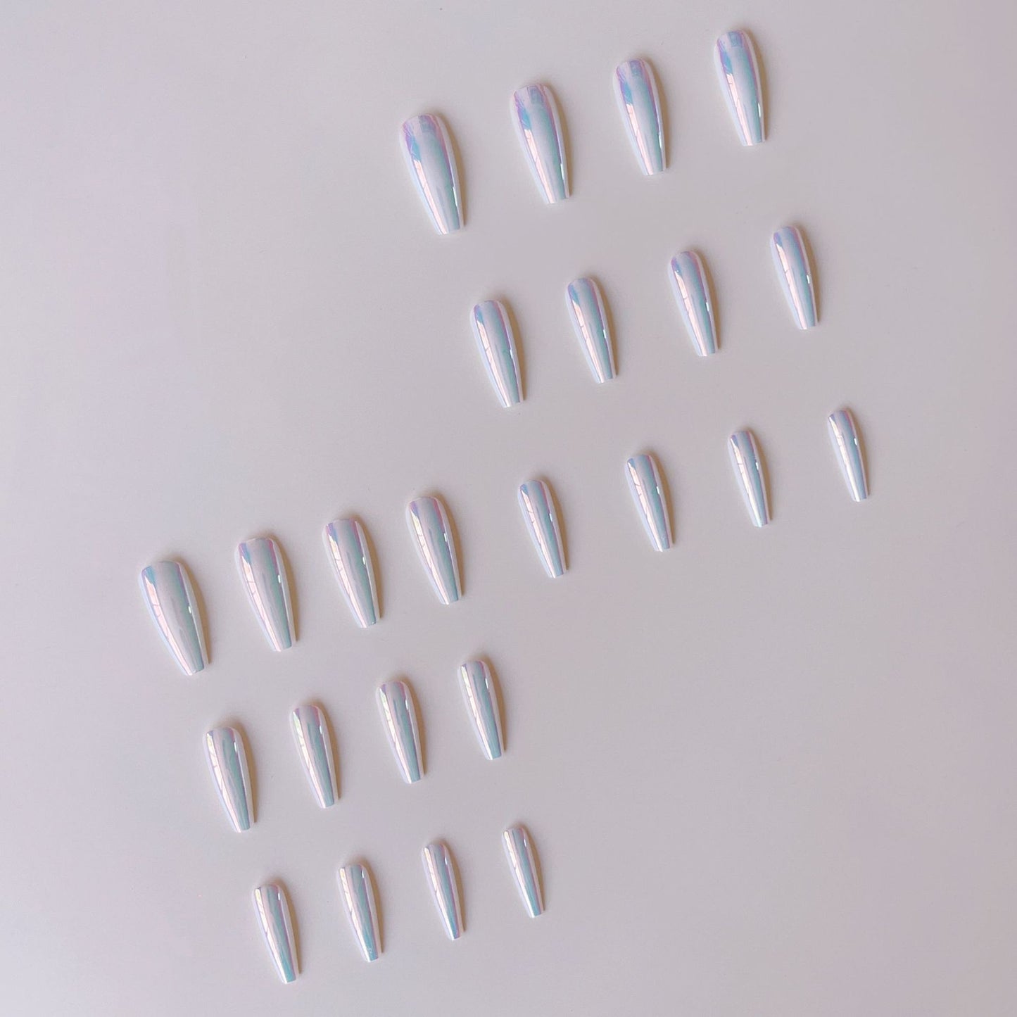 Künstliche Nagelspitzen mit holografischem Design Brehn