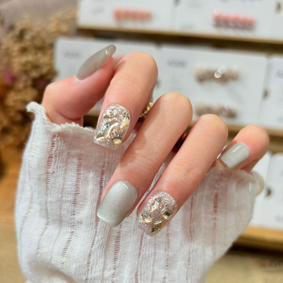 Dekorativer Press-On-Nagelkunst-Set mit funkelnden Strass-Akzenten Brehn