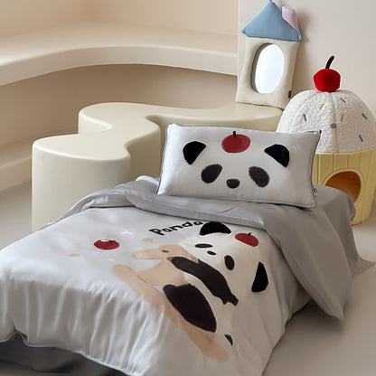 Kinderbettwäsche aus seidenmattem Satin mit illustrativem Panda- und Apfelprint sowie feiner Paspel