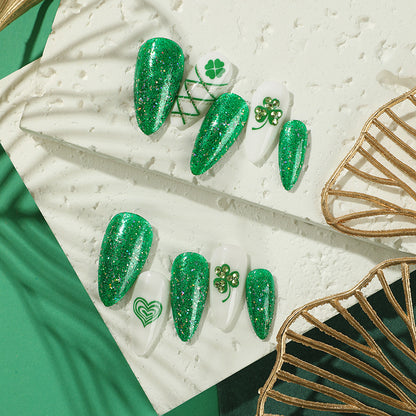 Kunstvolle Stiletto-Nägel mit Glitzer- und Kleeblattmotiven Brehn