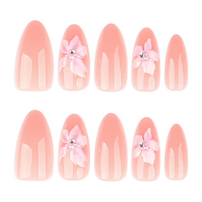 Kunstvolle Nageldesigns mit filigranen Blütenakzenten Brehn