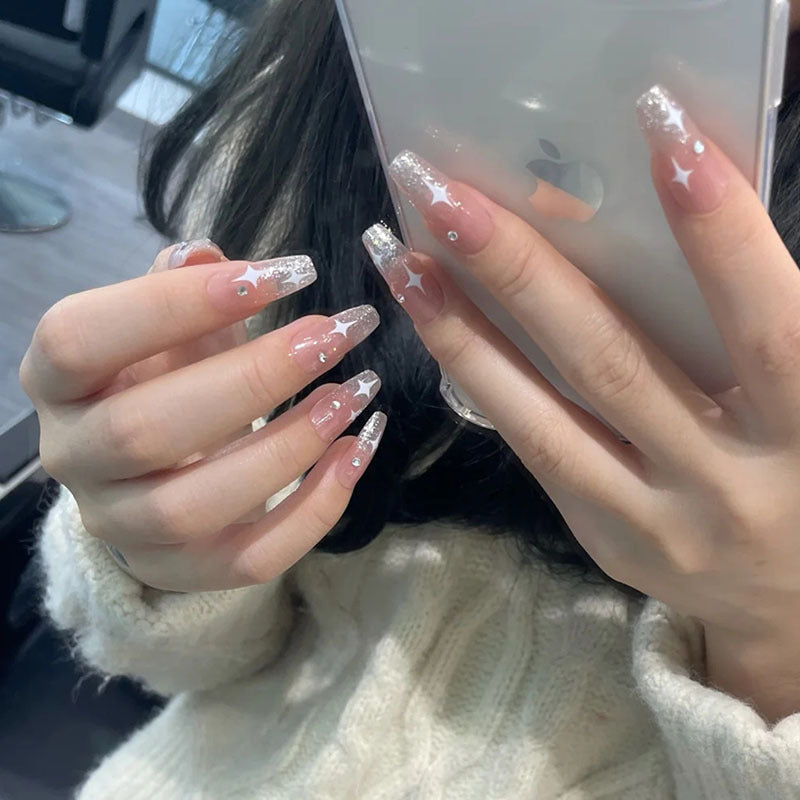 Kunstnagelset mit schimmernden Steinen und funkelndem Glitzer Brehn