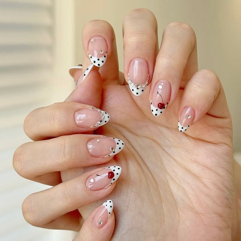 Kunstnagelset mit polka-nervigen Akzenten und funkelnden Details Brehn