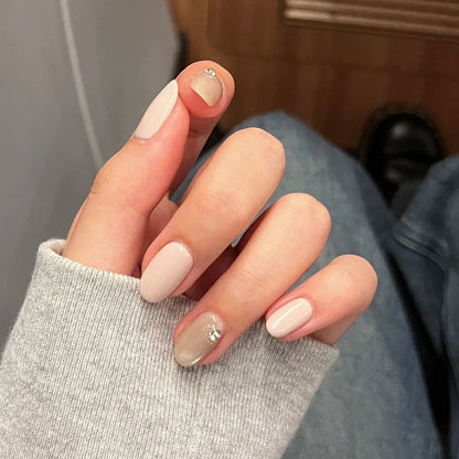 Elegante Druck-Nageltips mit goldenen Akzenten Brehn