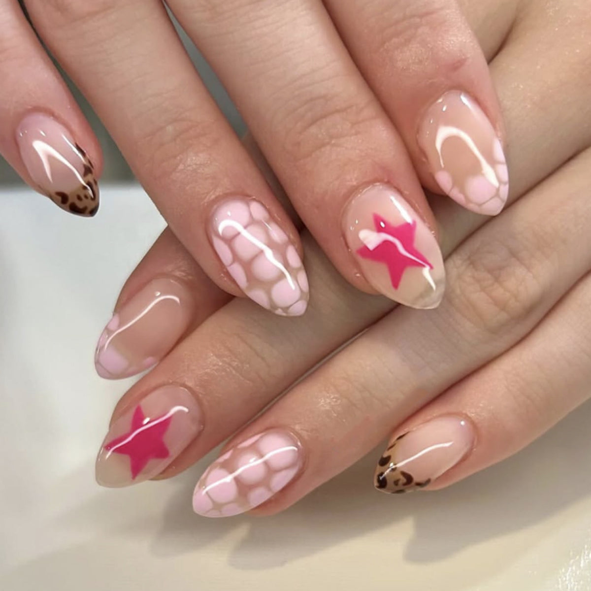 Künstliche Nagelkunst mit verspielten Punkten und Schleifen Brehn