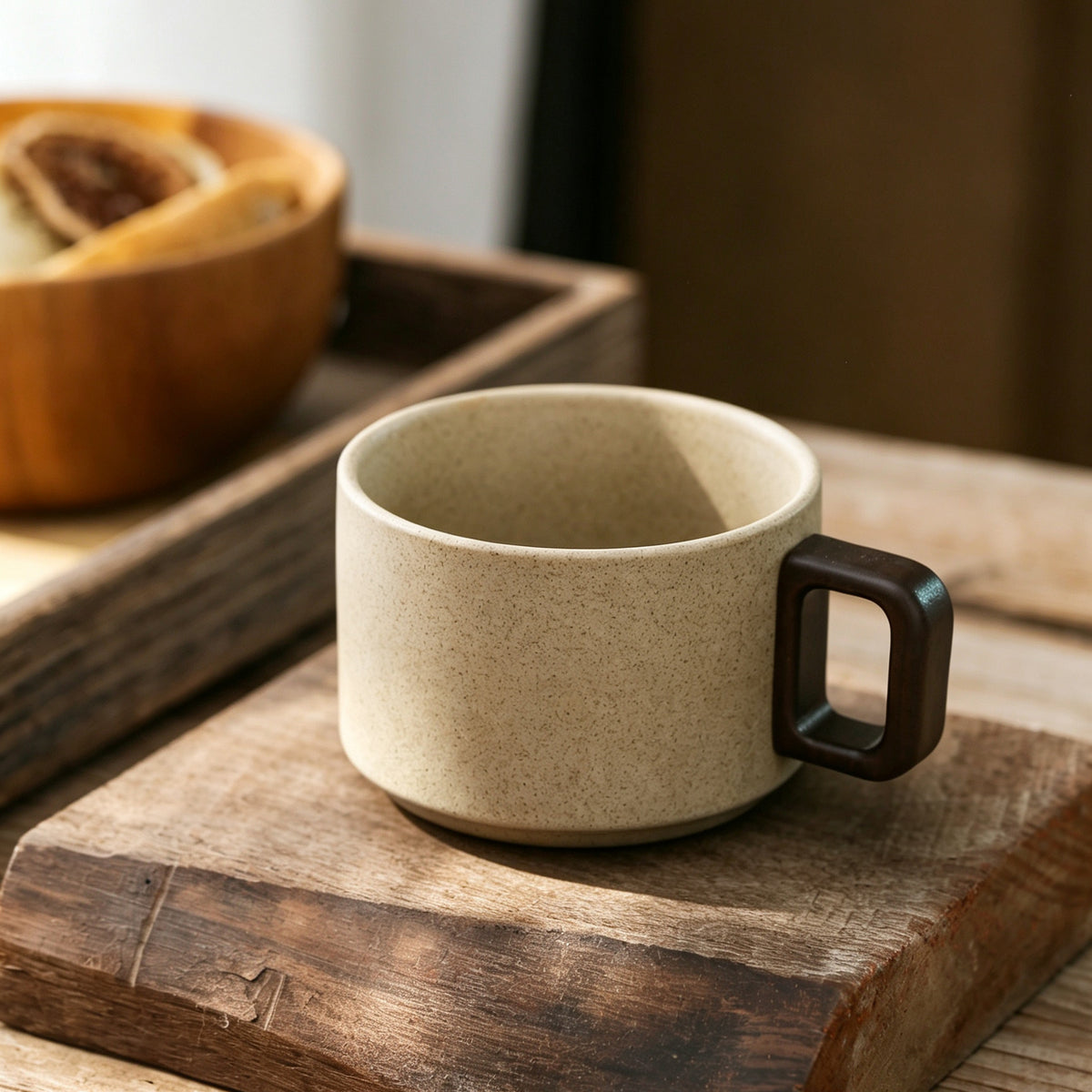 Keramikbecher mit Holzgriff und Untertasse