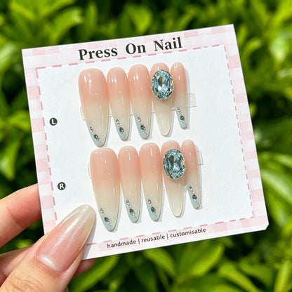 Künstlerisches Press-On Nagelset mit floralen und gemusterten Designs
