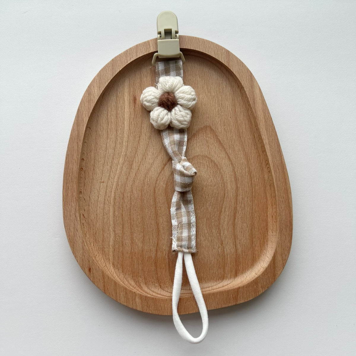 Schnuller- und Beißringclip mit Holz-Sicherheitsclip und gehäkelter Blume