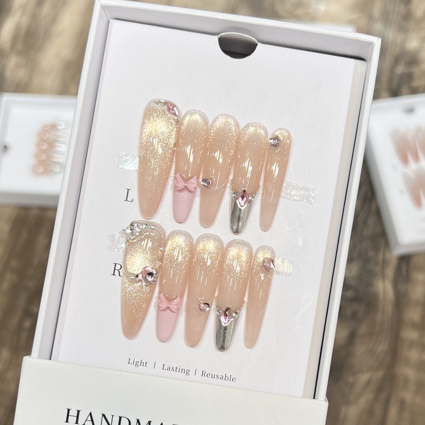 Handgefertigtes Press-On Nagelset mit dekorativen Akzenten Brehn