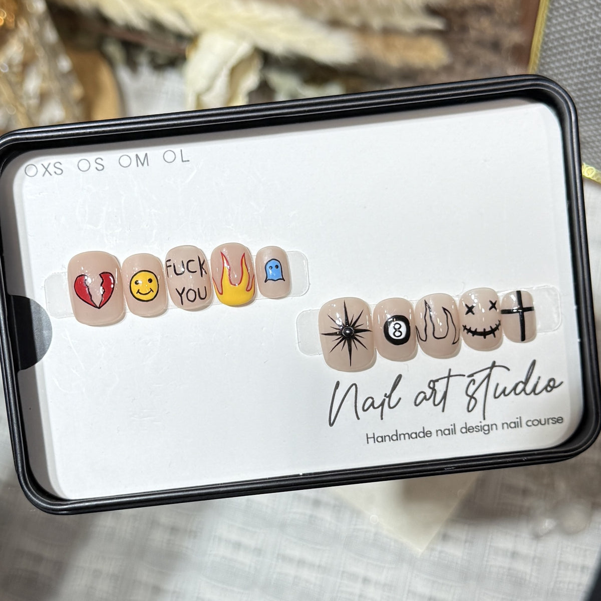 Künstlerisches Press-On-Nagelset mit einzigartigen grafischen Designs Brehn