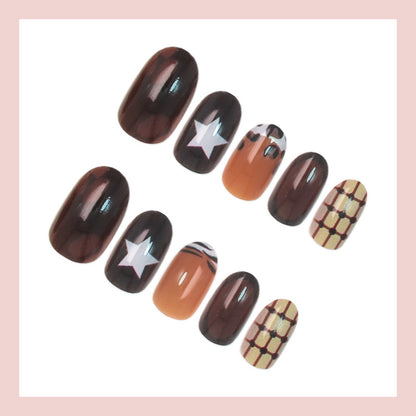 Kunstnagelset mit stilvollen geometrischen und trendigen Akzenten Brehn
