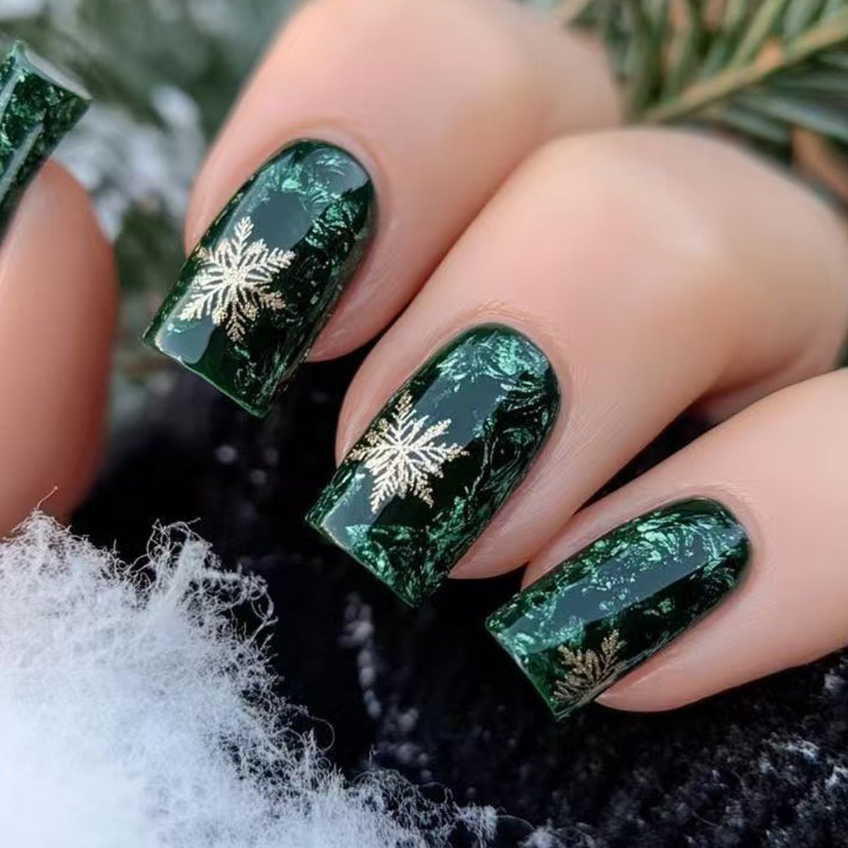 Kreative Kunstnägel mit Winterlichem Schneeflocken-Design Brehn