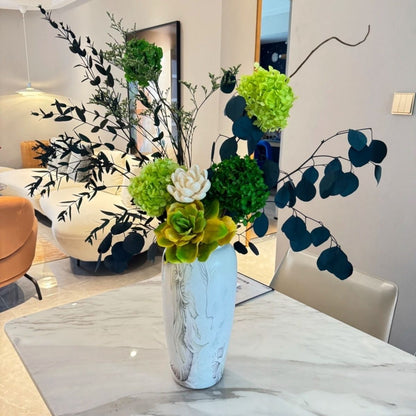 Lebensechte Sukkulente und Blumenarrangement