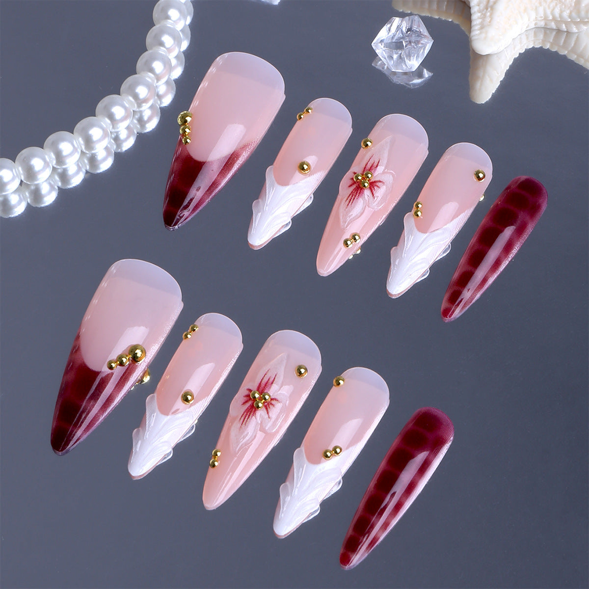Kunstfingernägel Im Eleganten Modernen Stiletto-Stil mit Floralem Design und Goldenen Akzenten Brehn
