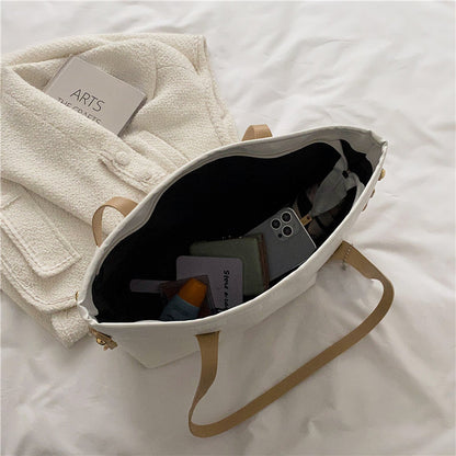 Stylische Präge-Schultertasche